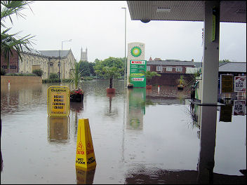 Melting ice caps theatens widespread flooding: Flooding in Gloucester, photo Chris Moore