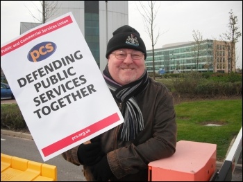 PCS pickets at Cobalt Park Jobcentre Plus call centre, photo Elaine Brunskill