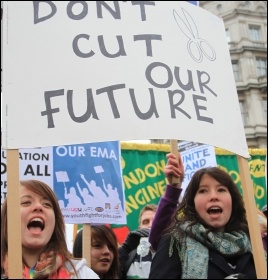 Students protest against cuts, photo Senan