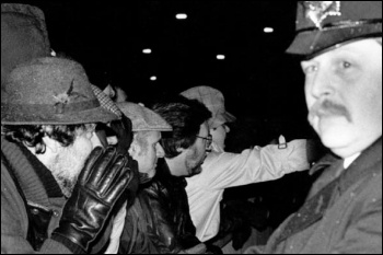 Sacked printworkers at the Wapping picket line , photo by Dave Sinclair