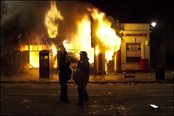 Tottenham buildings burning, 6.8.11, photo Paul Mattsson