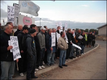 Construction workers protest outside Tyne tunnel site, 21.09.11, photo Elaine Brunskill