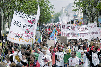 French workers demonstrate in 2003, photo Paul Mattsson