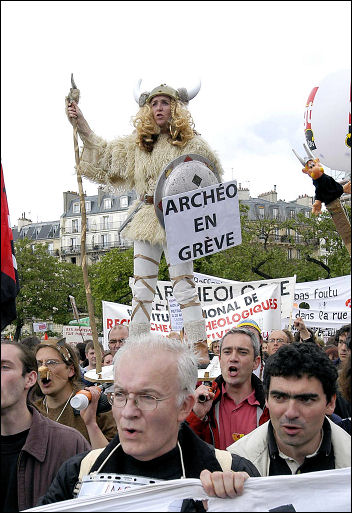 French workers demonstrate in 2003, photo Paul Mattsson