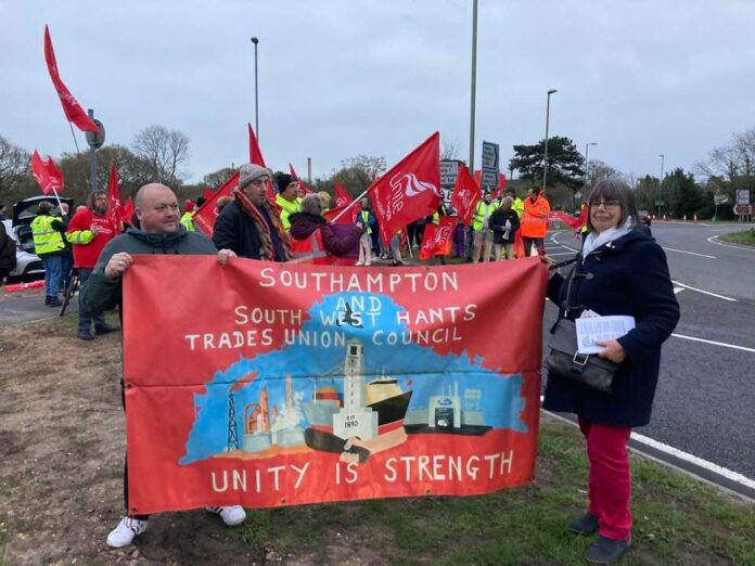 278084808_10224952401011544_653764586724475954_n Fawley Oil Refinery strike 8 April. Photo: Nick Chaffey
