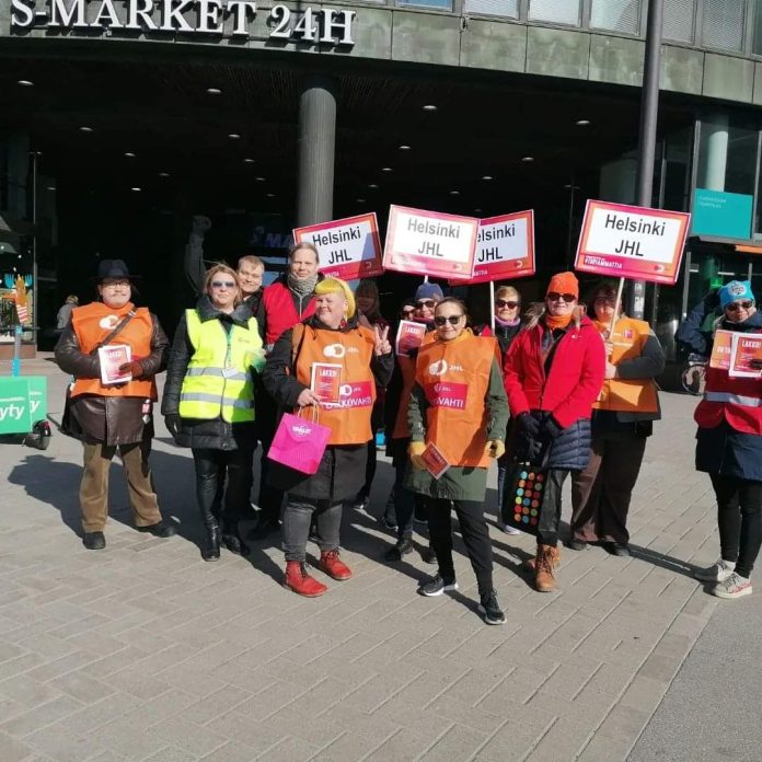 JHL pickets (orange tabards) Photo:Orjo Pattaniemi