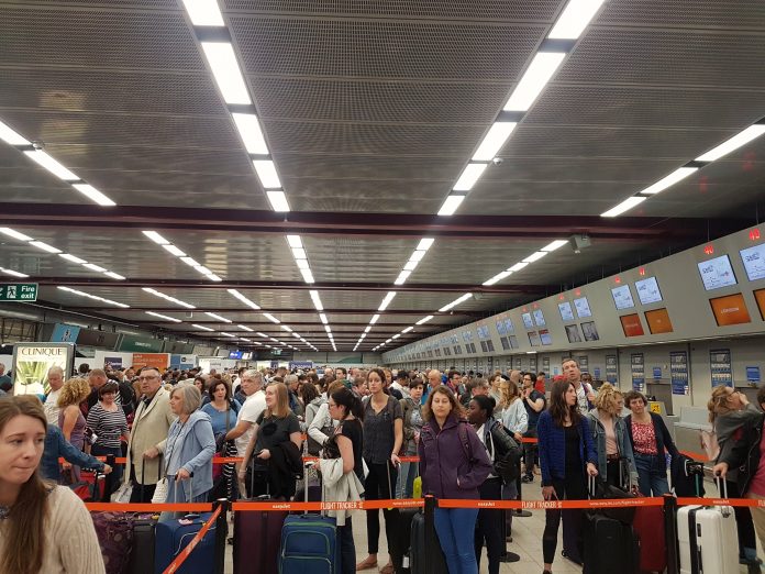 Airport queue - photo Oatsy40/CC