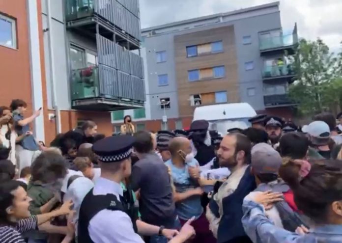 Residents stopped the police van from leaving the estate, despite police violence. Photo: Deji Olayinka Residents stopped the police van from leaving the estate, despite police violence. Photo: Deji Olayinka