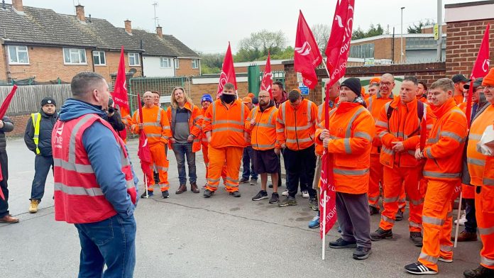 Peter Randle from the Coventry bin strike addresses Rugby strikers - photo Lenny Shail