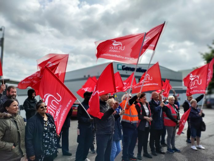 CabAuto picket line Photo Nick Hart
