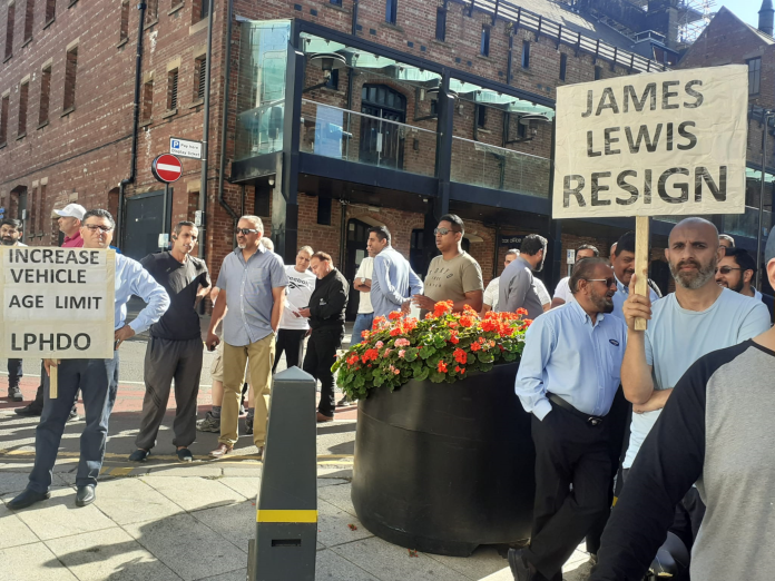 Leeds taxi and private hire drivers protest - photo Iain Dalton