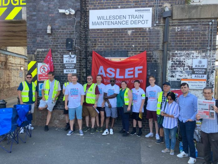 Willesden Aslef picket, 13.8.22