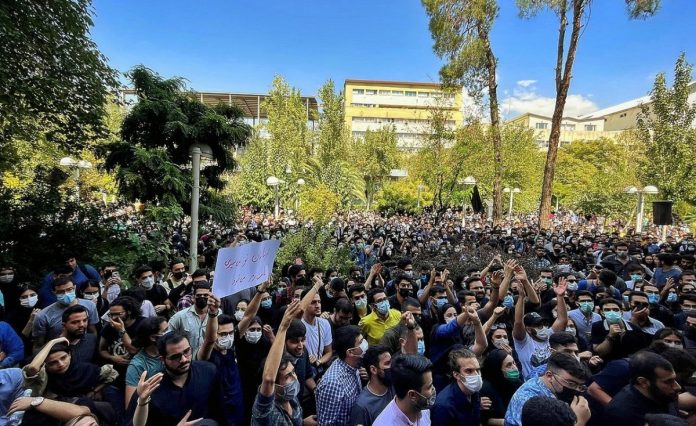 Students of Amir Kabir University protest against Hijab and the ruling democracy. Photo: Darafsh/CC