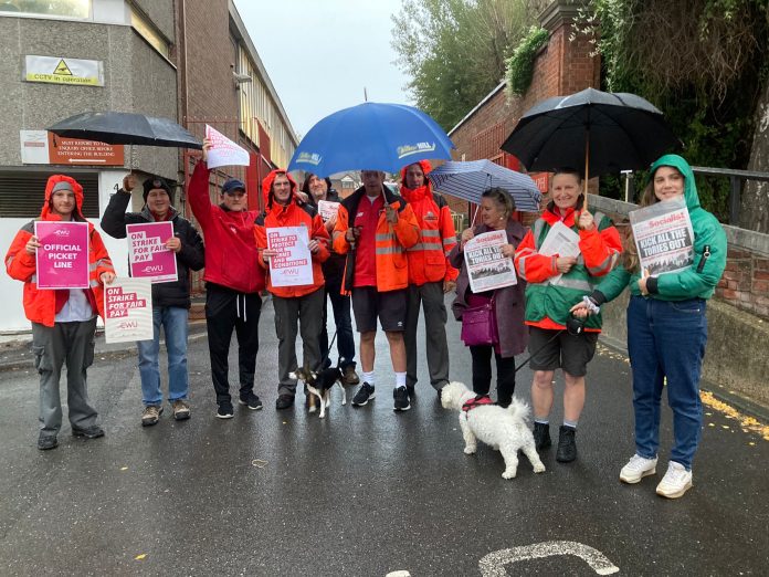 Royal Mail workers on strike in Walthamstow, with Socialist Party supporters - photo Paula Mitchell