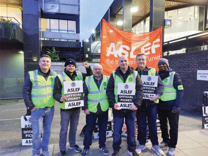 Euston-aslef picket line. Photo: Rob Williams