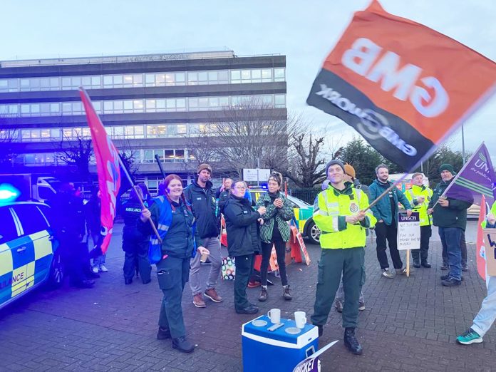 Bristol ambulance strikers, photo Roger Thomas