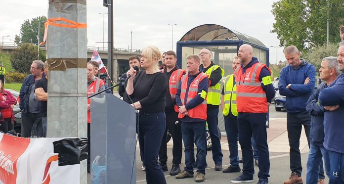 Sharon Graham speaking to striking Liverpool dockers. Photo: Liverpool Socialist Party