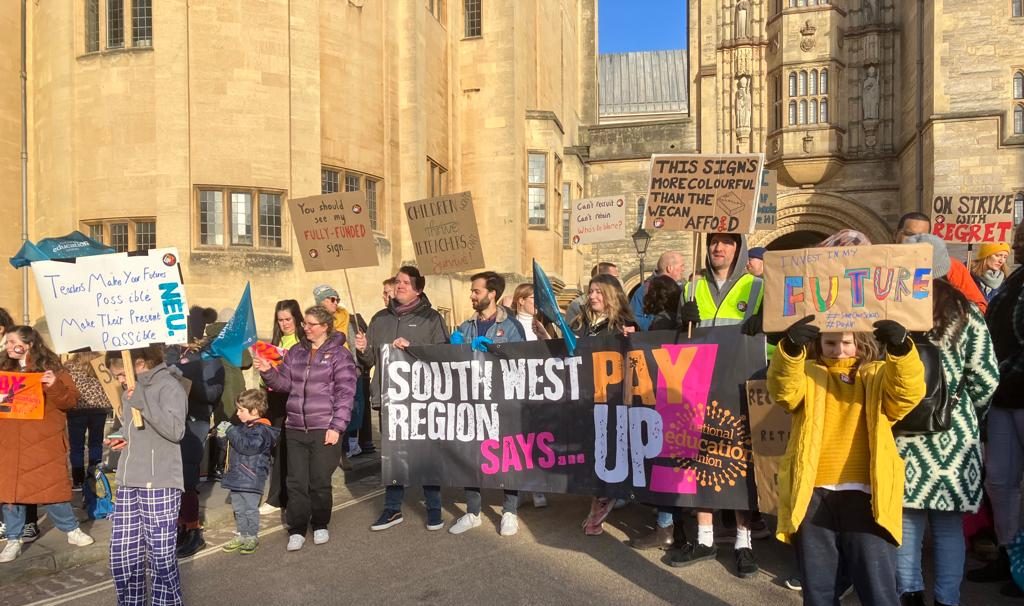 NEU picketing Cathedral school in Bristol. 1.2.23. Photo by Roger Thomas