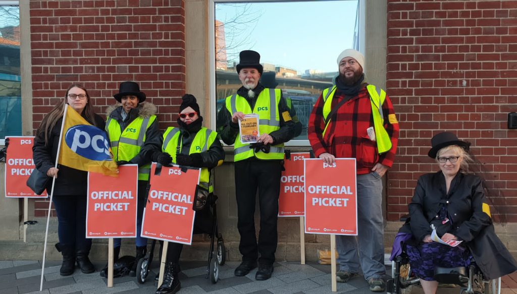 PCS picket at Charles St job centre in Leicester. 1.2.23. Photo by Steve Score