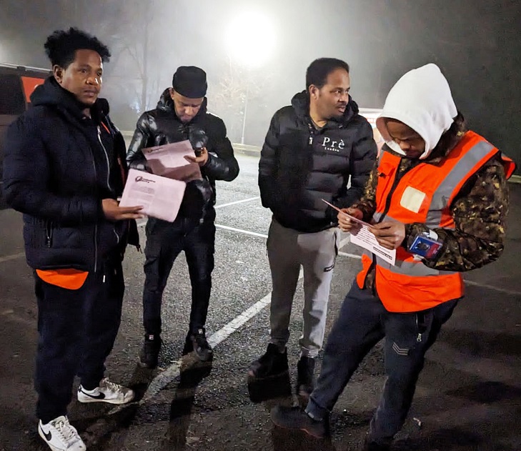 Amazon strikers read bulletin. Photo Cov SP