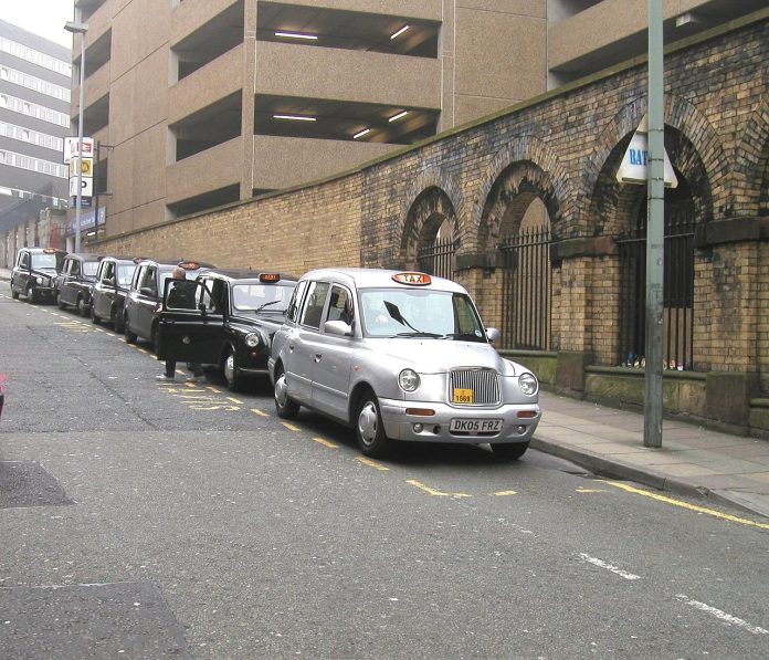 1280px-Cab_rank Taxi rank in Liverpool. Photo: TerriersFan/CC