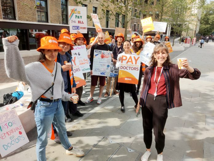 Royal London junior doctors strike. Photo: Hugo Pierre