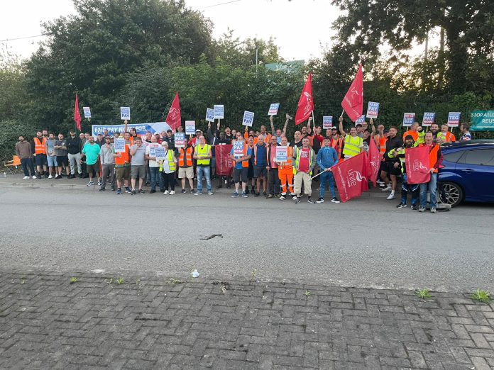 Mass picket line of Cardiff bin strikers and supporters, photo John Williams