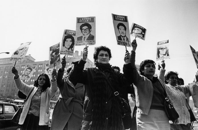 Women from the Group of Missing Relatives demonstratet in front of the government palace during the Pinochet military regime. Photo: Kena Lorenzi/CC
