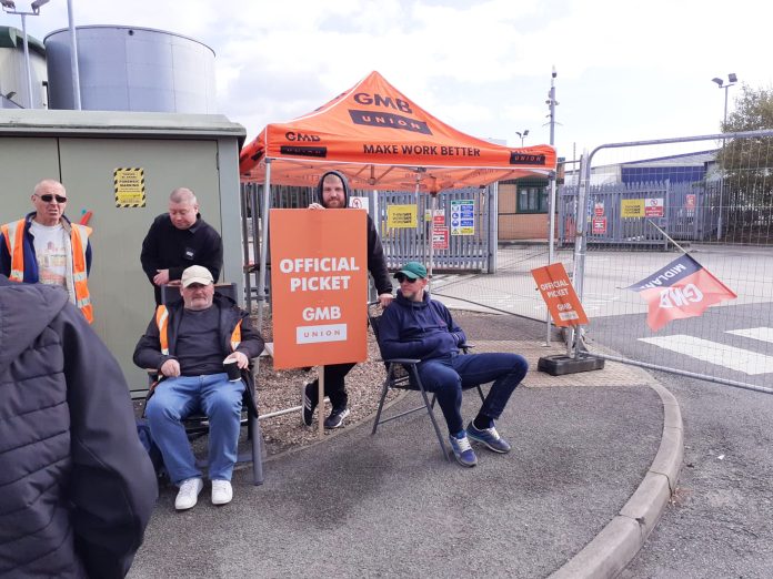 Notts bin workers on strike next to fence. Photo: Jon Dale