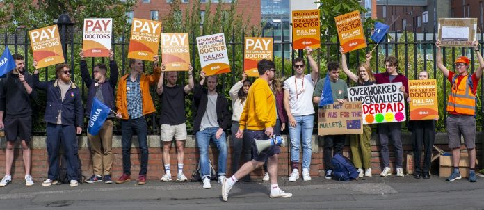 BMA junior doctors national pay strike. Picket of the RVI Royal Victoria Infirmary hospital Newcastle upon Tyne. Photo: Paul Mattsson