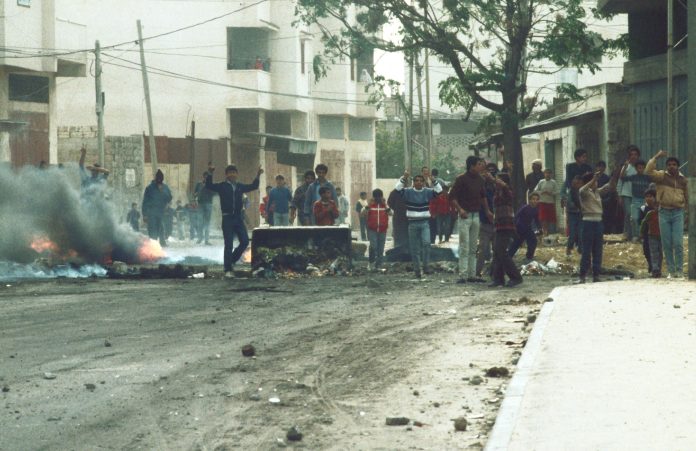 First Intifada in Gaza 1987. Photo: : Efi Sharir, Dan Hadani collection, National Library of Israel / CC