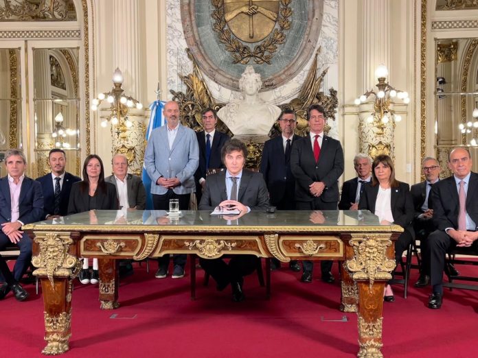 Milei and his cabinet announce the new legislation. Photo: Presidencia de la nacion/CC