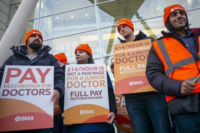 UCH-1 Junior Doctors picket of University College Hospital London. Photo: Paul Mattsson