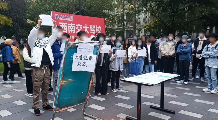 'White paper' protesters at Southwest Jiaotong University. Photo: Date20221127/CC
