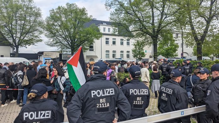 German police outside Palestine Congress. Photo: Sol Germany