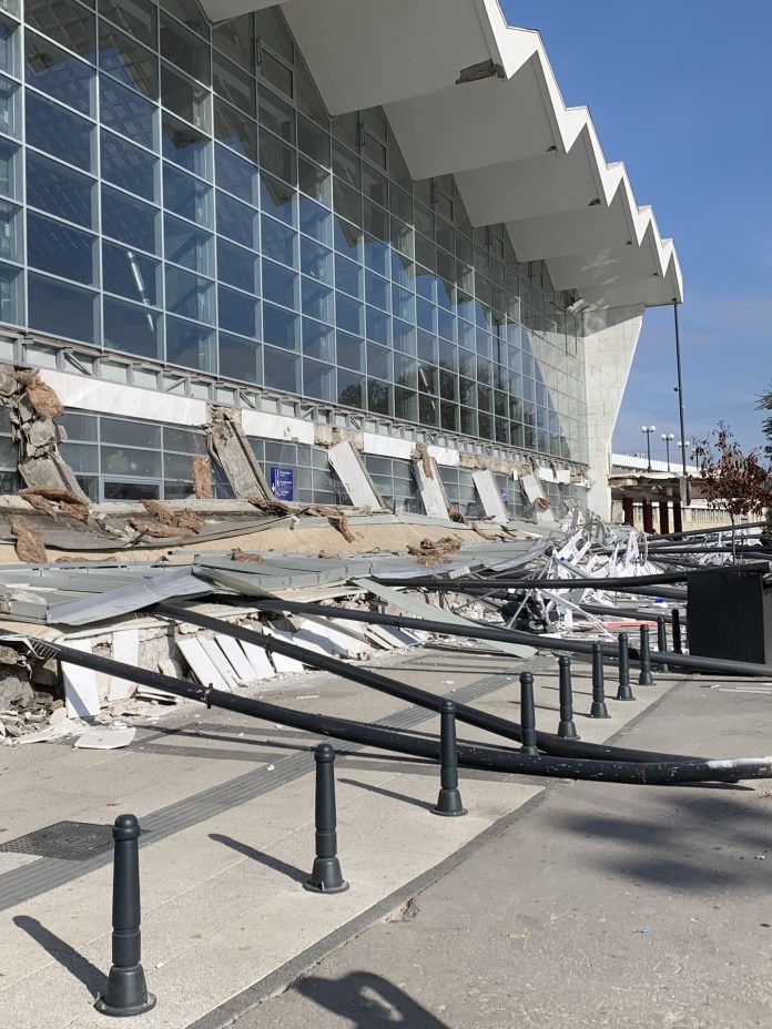 The collapsed canopy. Photo: Mishyac/CC