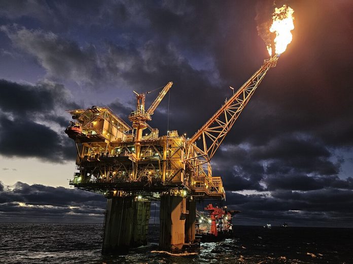 Oil Platform Photo: Guavatrain/CC
