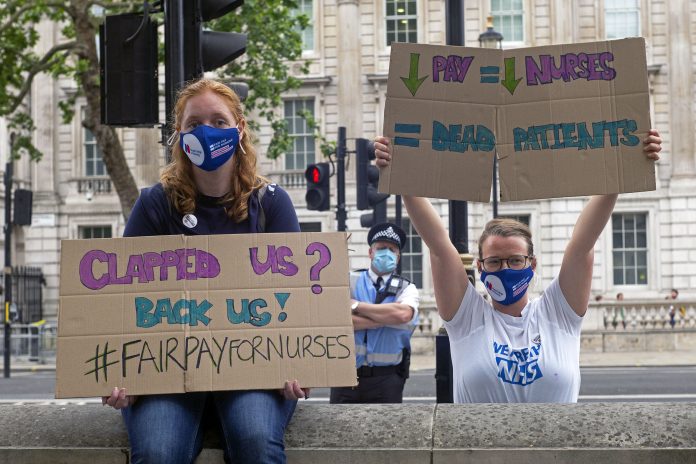 Nurses fighting for better pay. Photo: Paul Mattsson