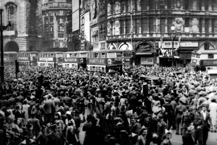 VE_DAY_Piccadily_1945 Piccadilly Square on VE Day. Photo taken by Sgt. James A. Spence, during his service in World War II. Uploaded to wikimedia by Mrjspence/CC