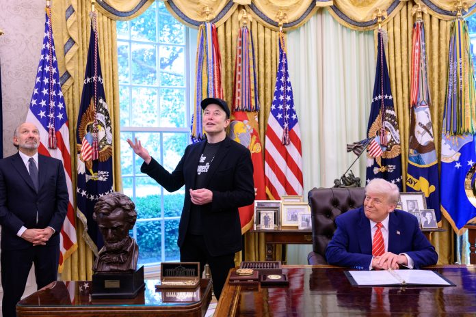 P20250530MR-0602 Musk and Trump. Photo: White House/Public domain