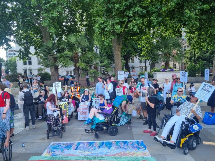 b851b6a4-2e0d-4bde-b740-614a5072aa40 Protesting outside parliament against the cuts. Photo: Isai Marijerla