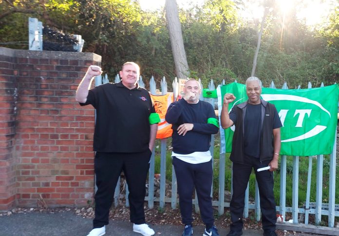 Hainault RMT picket line Photo: Martin Reynolds