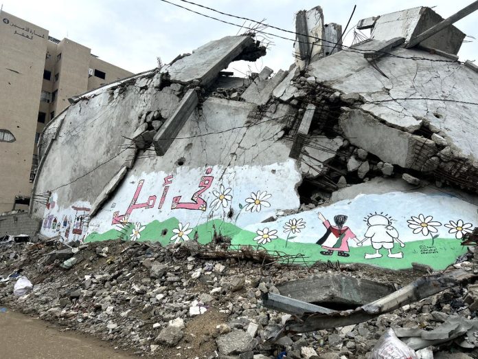 "There is hope" reads a mural on a destroyed building in Rimal, Gaza Photo: HLA.BASHBASH/CC