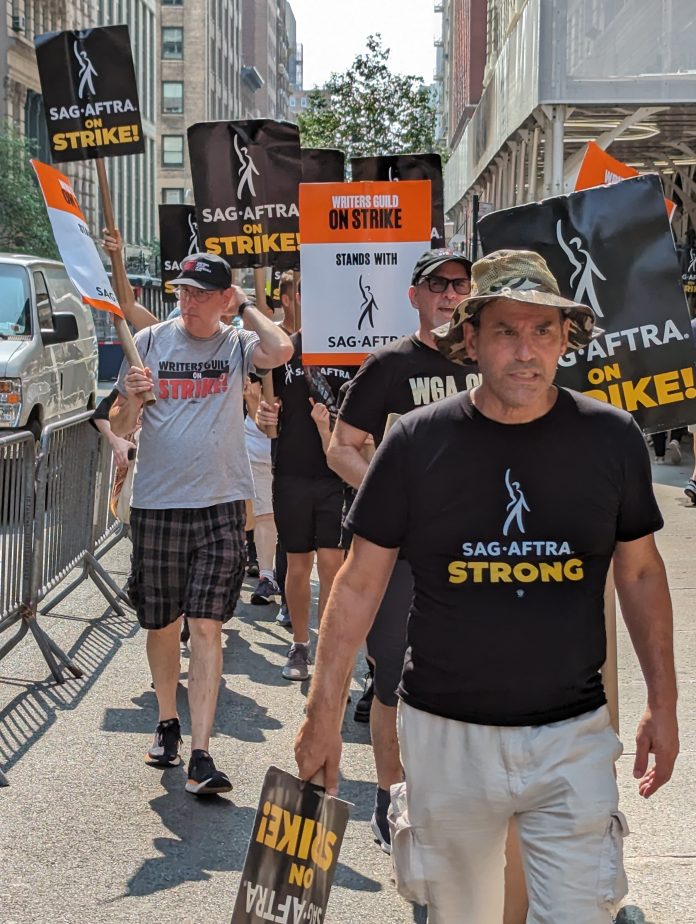 SAG-AFTRA_Picket_IV_(53052243331) Writers and actors on strike in America in 2023. Eden, Janine and Jim/CC