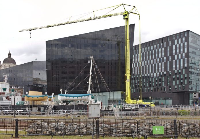 Crane_at_Longitude_Building Photo: Rodhullandemu/CC