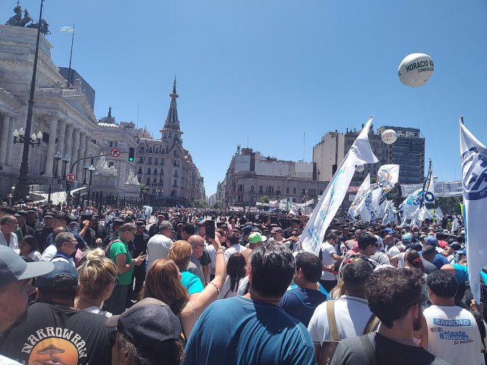Workers protest against Milei and his policies, there have been three general strikes since he came to power. Photo: AXRG/CC