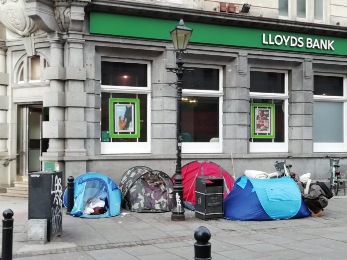 Brighton_2019,_Castle_Square_-_homelessness,_tents Photo: Huntersmith7/CC