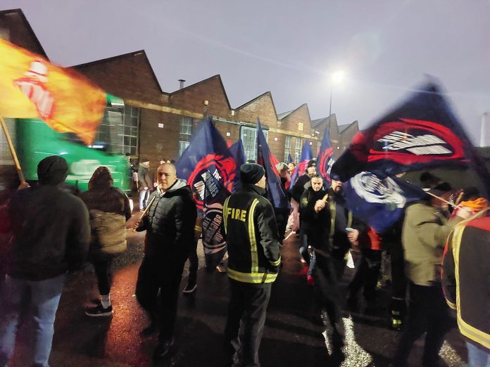 Firefighters support the bin workers at the third 'mega picket' Photo: Brum SP