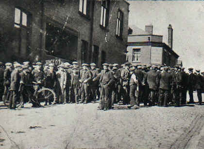 Tyldesley_miners_outside_the_Miners_Hall_during_the_1926_General_Strike Tyldesley miners outside the Miners Hall during the 1926 general strike Photo: Public Domain