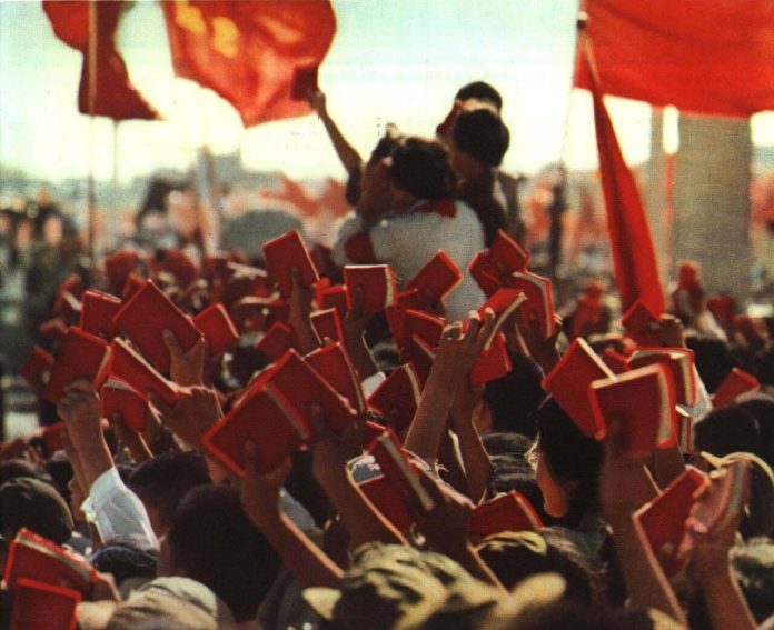 1967-07_1967年_民众手中举起毛泽东语录 Demonstration of the Red Guards in China in 1967 Photo: Public Domain